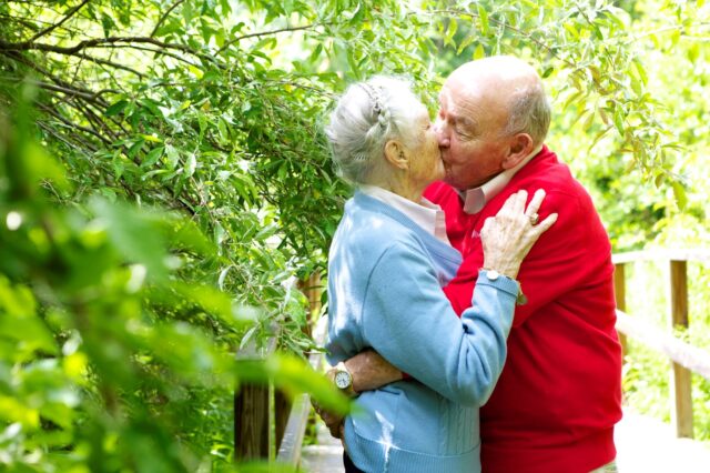 Peg and Dick Aplin kiss